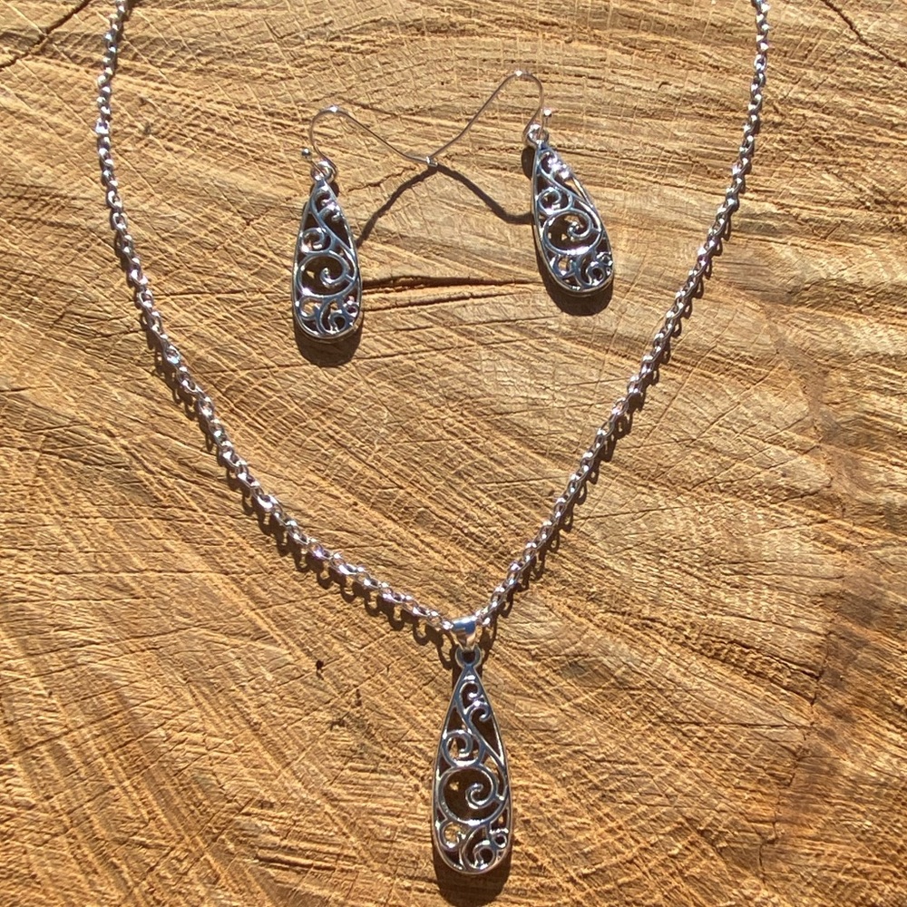 Necklace and earring set